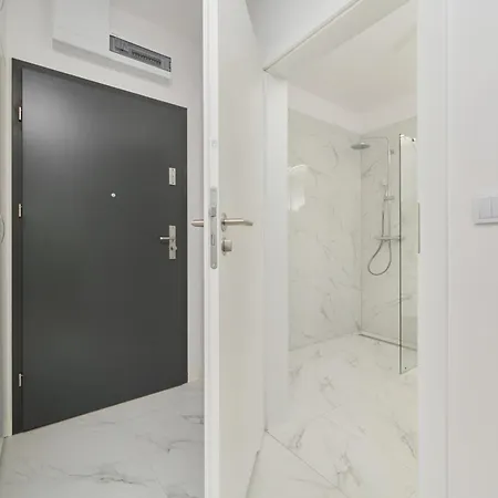 아파트 Cozy Studio With Balcony In Very Close To Main Market Square By Renters *