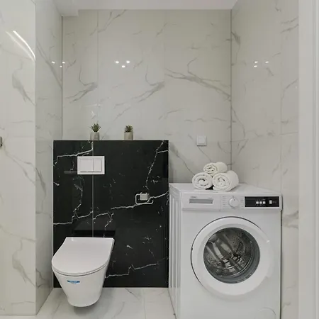 아파트 Cozy Studio With Balcony In Very Close To Main Market Square By Renters